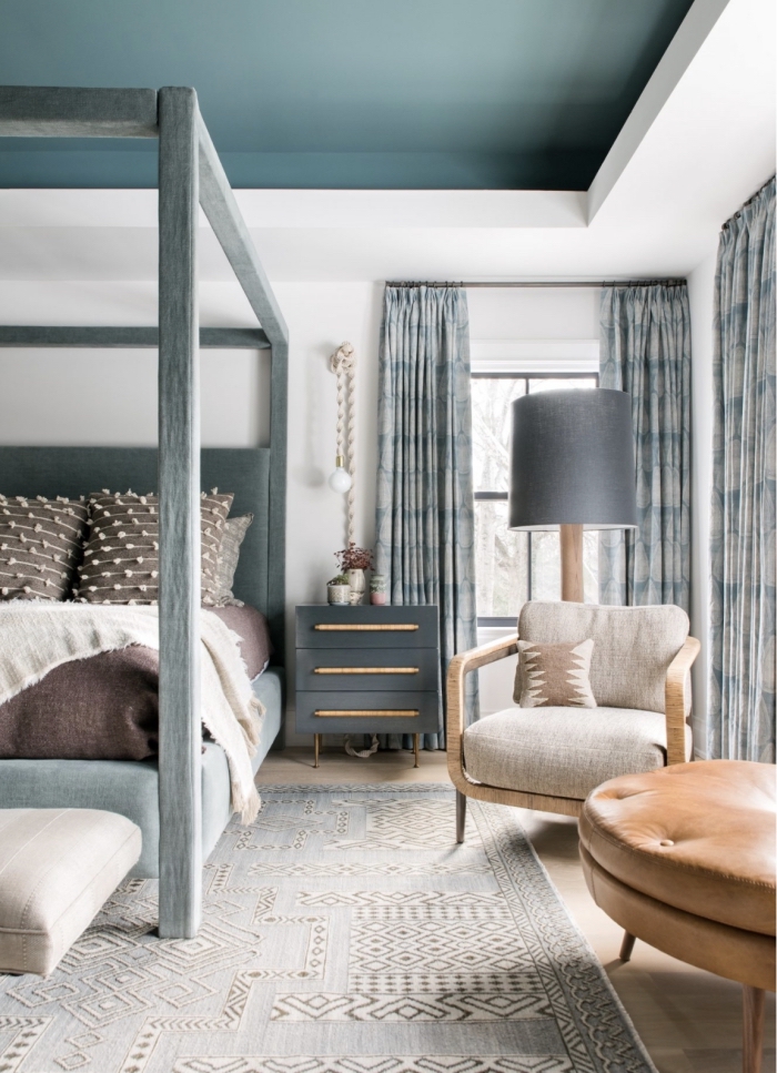 deco chambre adulte aux murs blancs et plafond en bleu aménagée avec meubles en bois vintage et cuir marron