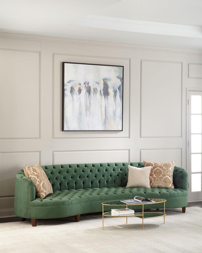 idée de decoration salon 2020 aux murs beige et plafond blanc aménagé avec un canapé tendance en velours vert