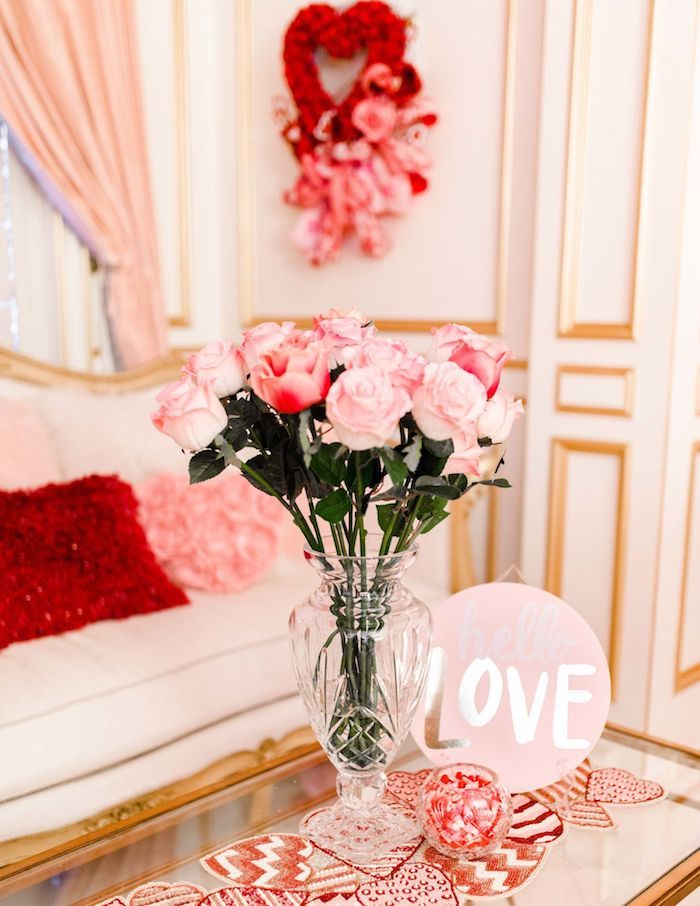Salon blanc et doré décoré en rose, vase en verre pleine de roses, idée originale saint valentin, belle décoration de saint valentin