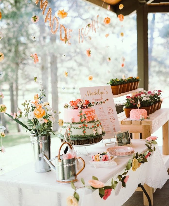 décoration d anniversaire theme fleur avec gateau d anniversaire fleur, bouquets de fleurs et fleurs en pots