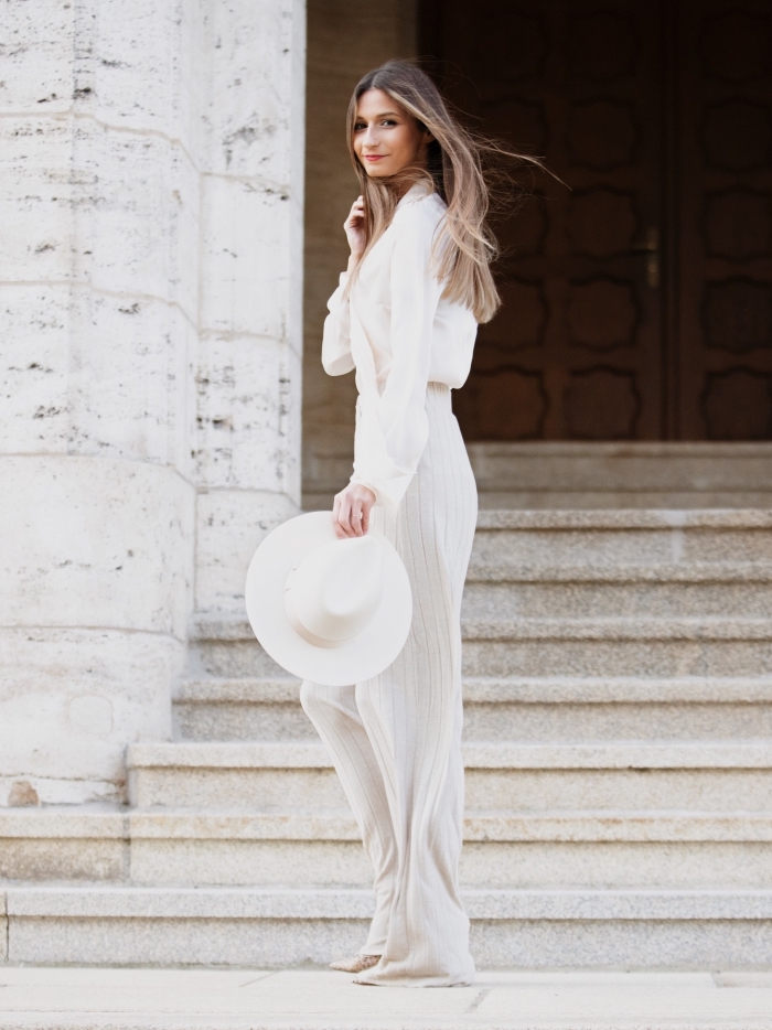 modèle de tailleur pantalon femme pour ceremonie en blanc avec pantalon taille haute et chemise avec fichu