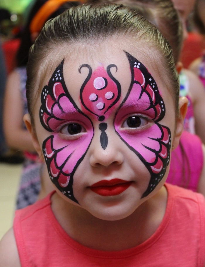 réalisation maquillage enfant original avec pochoir et peinture pour visage de nuances roses en version papillon