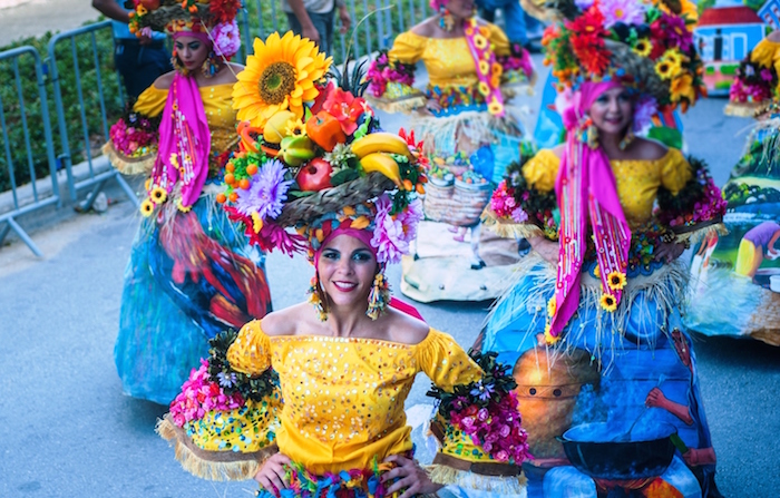 Style tropical avec couronne de fruits sur la tete, jupe longue coloré, top jaune épaules dénudés, deguisement famille, déguisement de carnaval en commun