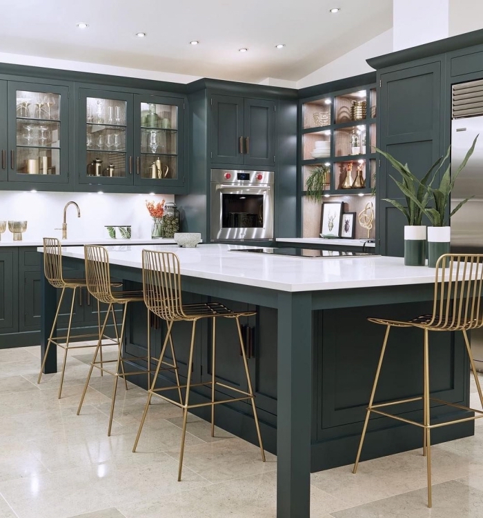 aménagement de cuisine aux murs blancs avec meubles de couleur vert de gris, agencement cuisine avec îlot