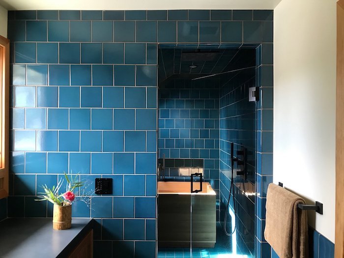 carrelage salle de bain couleur bleue avec baignoire, meuble salle de bain bois avec plan de travail gris