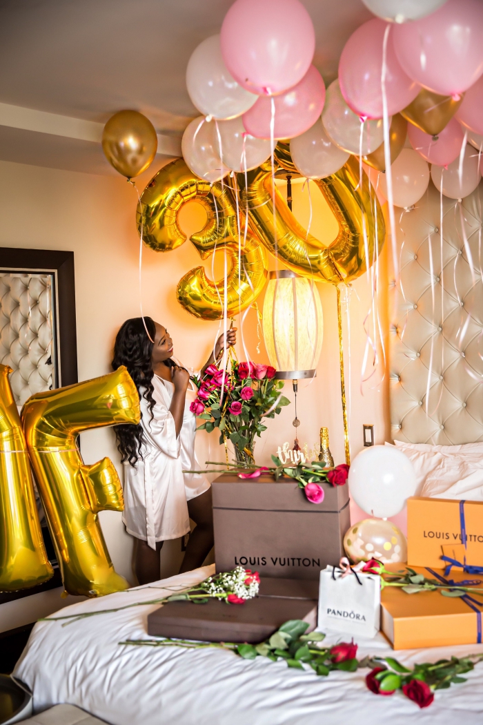 surprise pour souhaiter un joyeux anniversaire 30 ans femme, décoration chambre d'hôtel avec ballons hélium