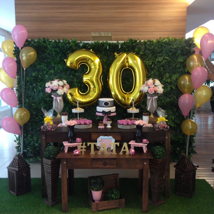exemple de coin joyeux anniversaire 30 ans femme décoré de mur végétal et ballon en forme de chiffres dorés