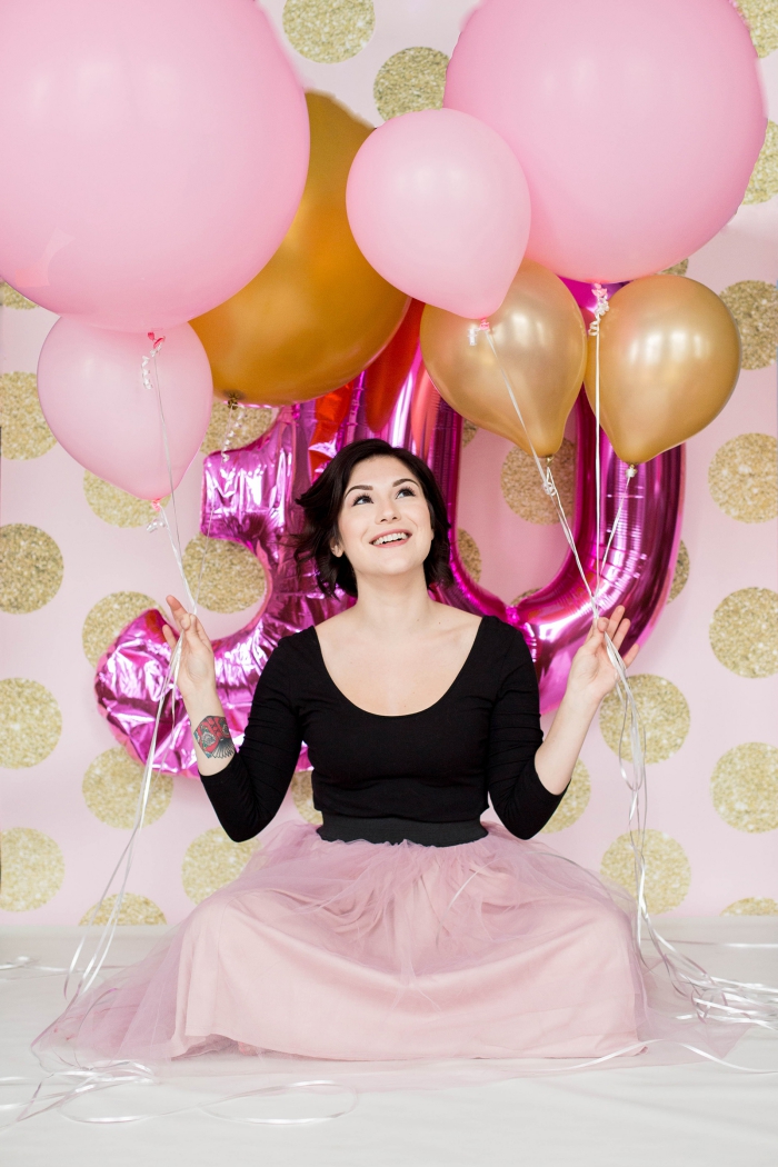 créer un coin photobooth pour anniversaire femme avec décoration murale aux accents dorés et ballon 30 ans en rose