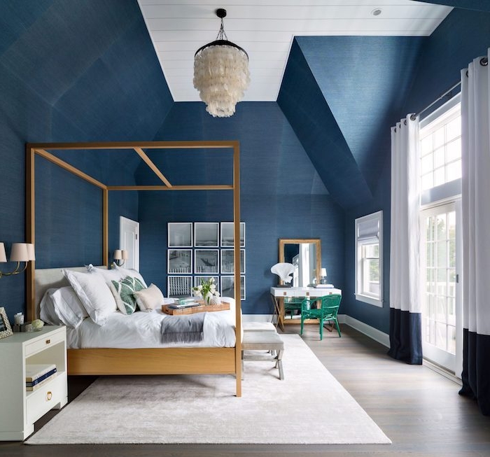 couleur peinture chambre aux murs bleu foncé, suspension originale, lit baldaquin de bois, tapis blanc, parquet gris, deco cadres noir et blanc