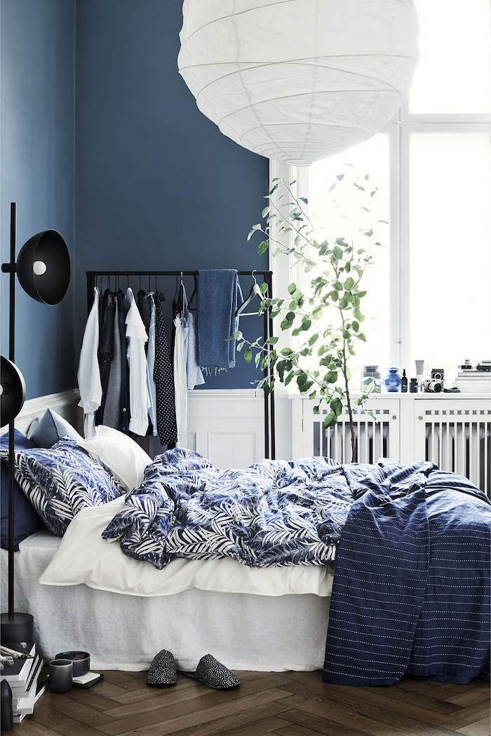 deco chambre cocooning bleu et blanc, chambre avec parquet bois foncé, penderie ouverte, suspension blanche de toile