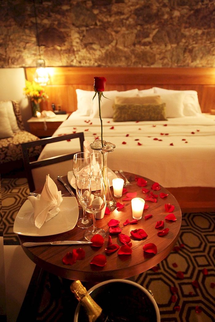 Chambre à coucher décoration romantique, pétales de roses, idée surprise saint valentin, décoration saint valentin,