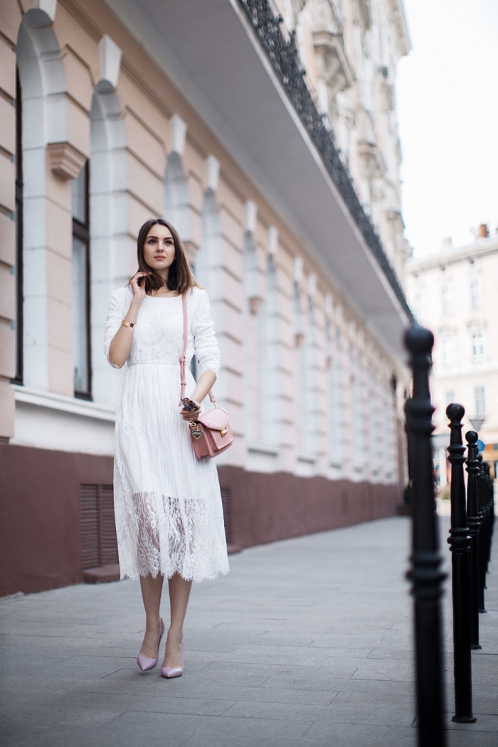 modèle de robe blanche longue en dentelle florale combinée avec chaussures en rose pastel et sac bandoulière