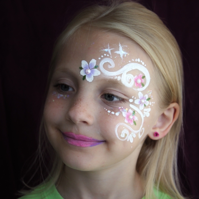 comment dessiner un motif facile sur visage enfant pour carnaval, idée de maquillage enfant facile à effet floral