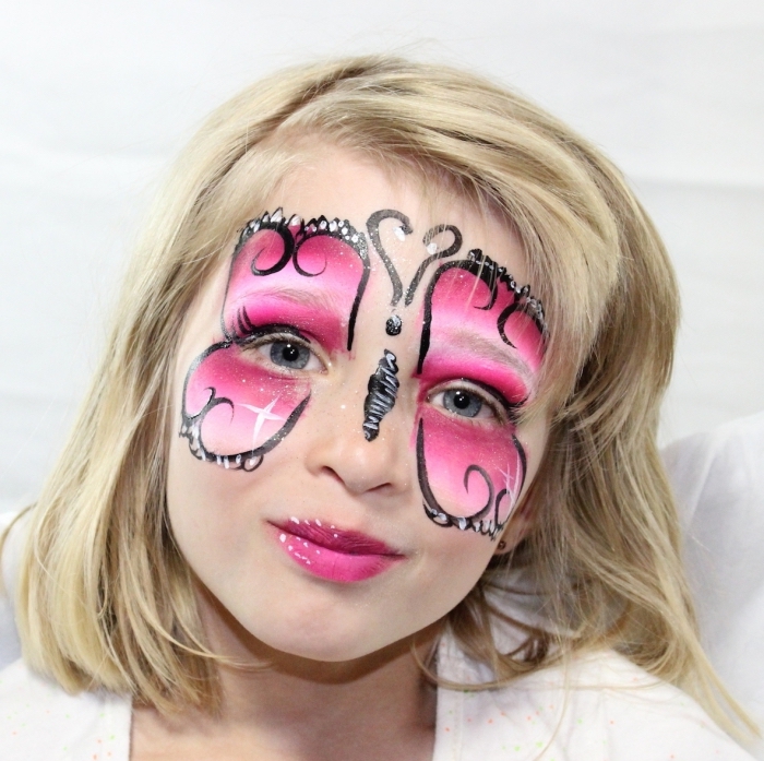 DIY maquillage fille réalisé avec peinture faciale à effet ombré en nuances de rose et stick pour visage en noir