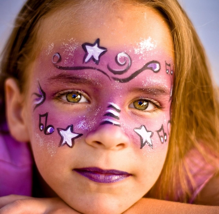 DIY masque de carnaval en peinture facile de couleur rose et sticks visage en noir et blanc pour une fête déguisée