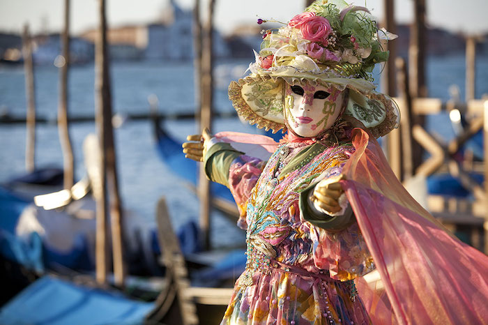 Le carnaval de Venise costume coloré, chapeau avec fleurs artificielles, robe avec voiles, masque venitien