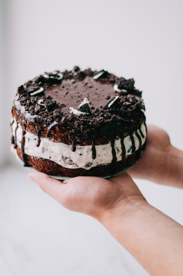 recette de mini gâteau Oreo pour le menu saint valentin, exemple de gâteau rond aux génoises chocolat noir et crème oreo