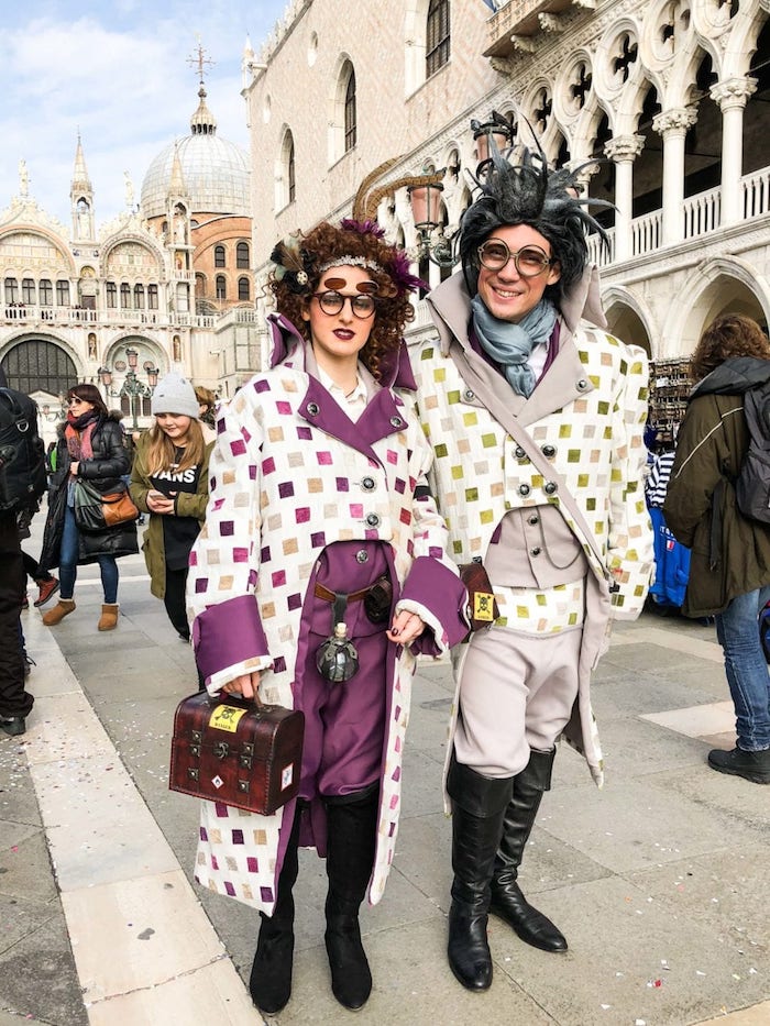 Hipster couple en Venise avec costumes excentriques, idée déguisement carnaval, choix pour se déguiser bien