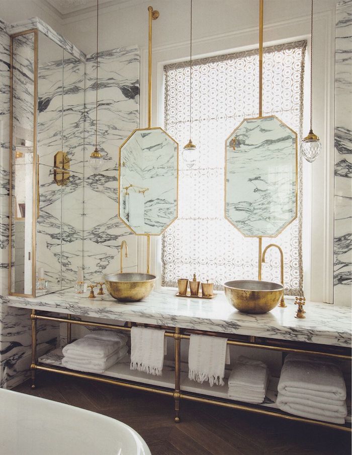 Lavabo ronde comme bol en or, deux miroirs en haut, salle de bain de luxe marbre, idée salle de bain blanc marbre