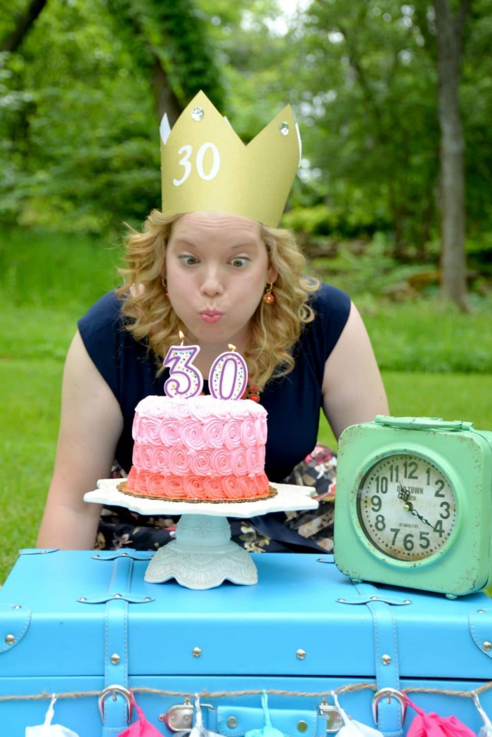exemple de coin photobooth pour un anniversaire 30 ans femme avec objets rétro style de couleurs flashy et gâteau ombré