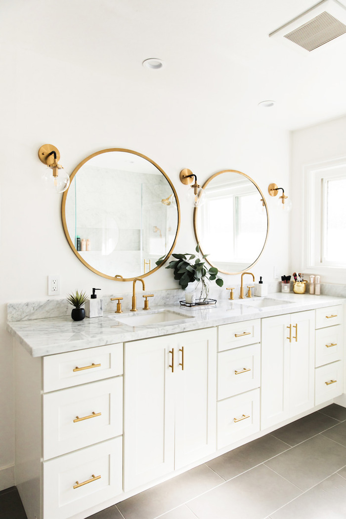 Ronde miroir en haut de meuble lavabo double, salle de bain en marbre blanc, beauté dans la simplicité design