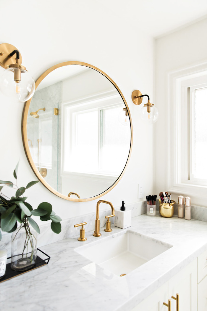 Détail de la salle de bain marbre blanc et or, cool idée comment décorer la salle d'eau simple et moderne décoration