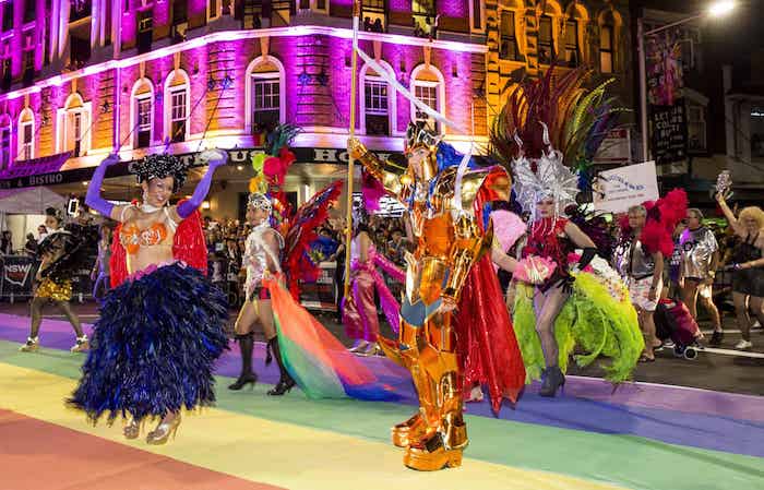 Pride costume carnaval, tapis couleurs de l'arc en ciel, comment se déguiser pour un carnaval