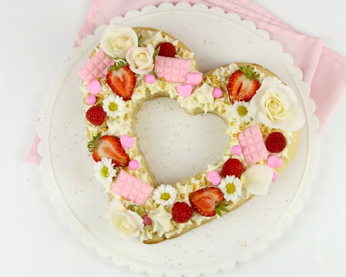 idée comment faire un gateau en coeur facile, recette gâteau aux génoises prêtes et fromage blanc décoré de fleurs et fruits