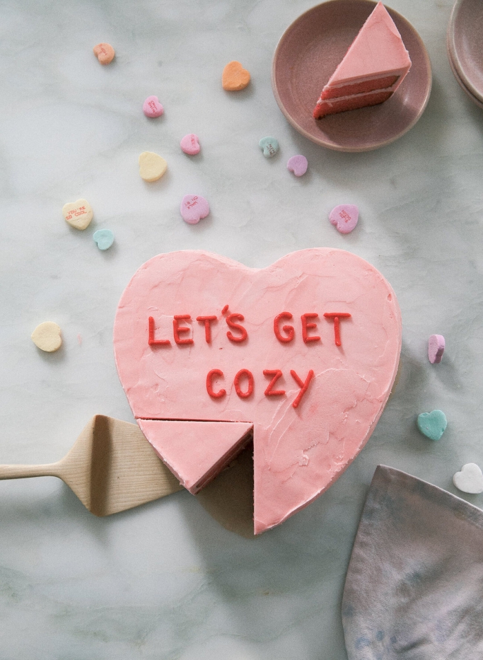 petit gâteau au glaçage rose pastel sous forme de coeur comme une idée repas amoureux pour la fête de l'amour