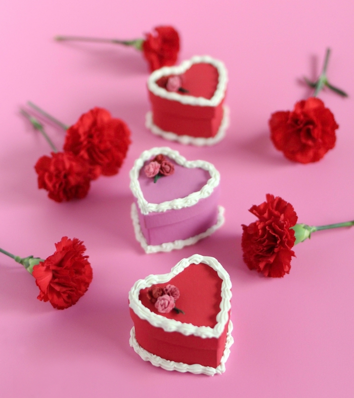 idée repas amoureux avec mini desserts préparés maison, petits gâteaux romantiques en forme de coeur au fondant rouge et crème fraîche