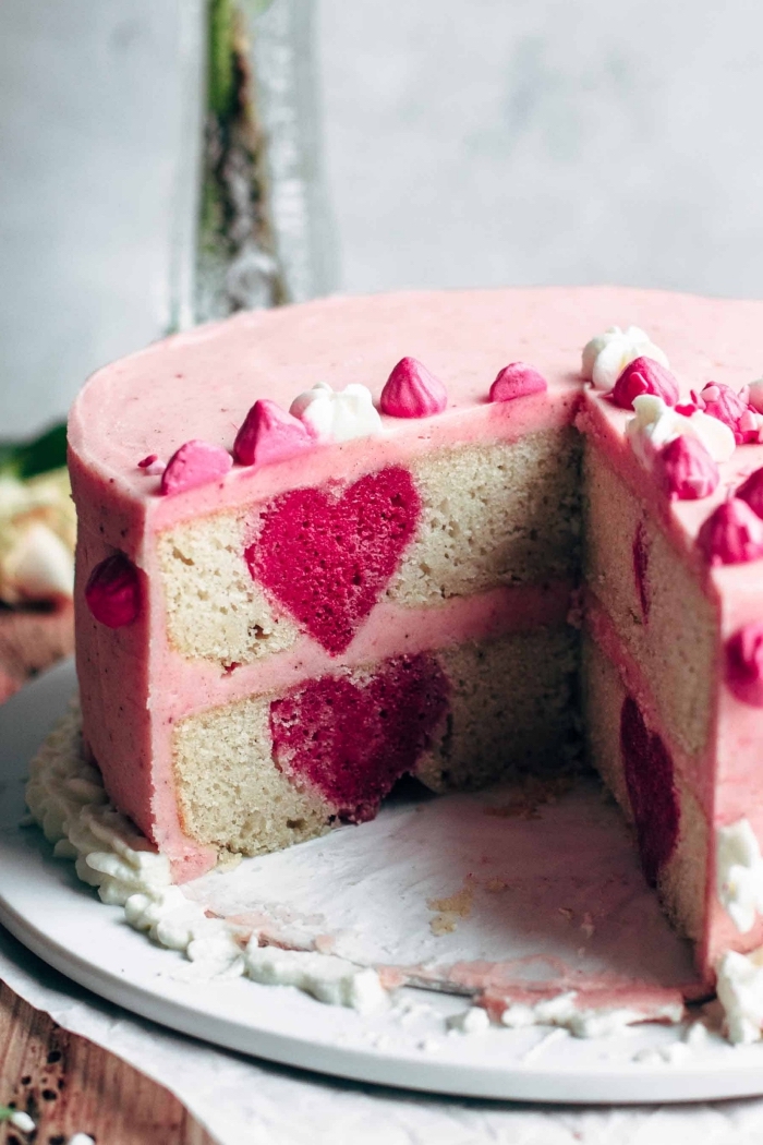 recette de dessert saint valentin facile à faire, modèle de gâteau en deux layers aux fraises avec coeurs cachés au centre