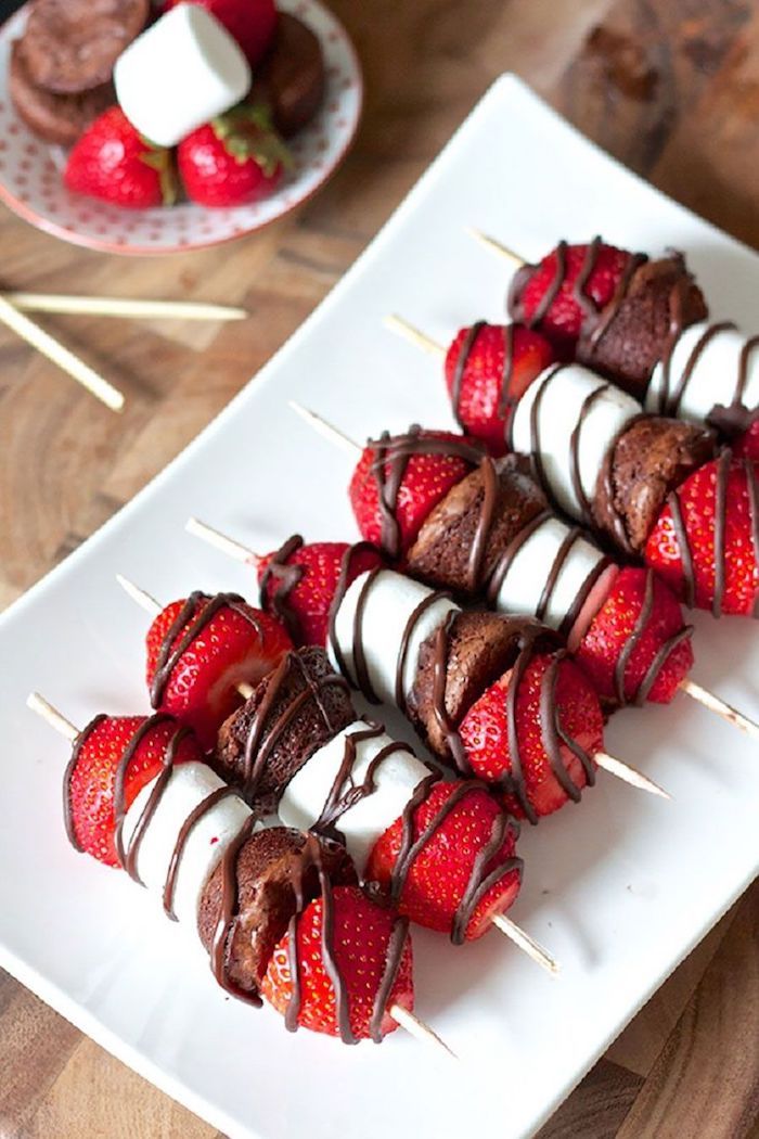 Brochette avec fraises, chocolat et marshmallow, décoration romantique saint valentin, la plus belle déco st valentin