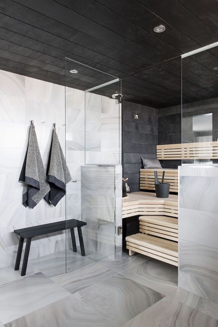 Bois naturel pour une sauna à la maison, salle de bain en marbre, intérieur salle de bain marbre blanc et noir bois banc rangement