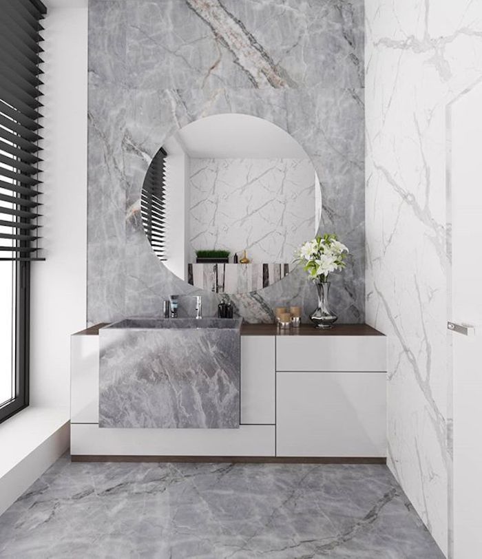 Grand rond miroir en haut du meuble lavabo en marbre gris et mur marbre blanc, idée meuble salle de bain marbre, amenagement salle de bain lux