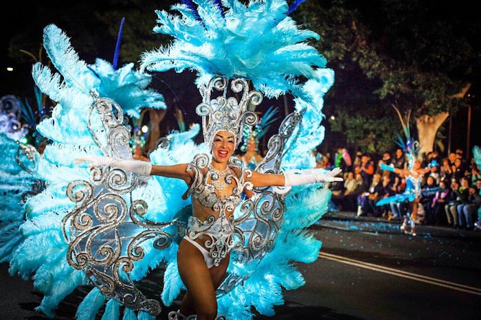 Le carnaval en Rio de Janeiro, femme en costume avec plumes, maillot de bain décoré d'ornements
