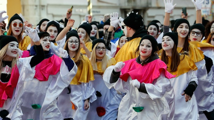 Carnaval en costumes blanc et noir avec col coloré, deguisement adulte femme, deguisement carnaval en commun