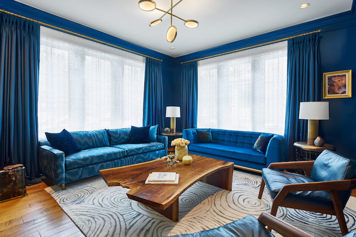 couleur tendance 2020 peinture bleu classique, deco salon luxe avec canapés bleus, murs et rideaux bleus, suspension originale tapis blanc et gris