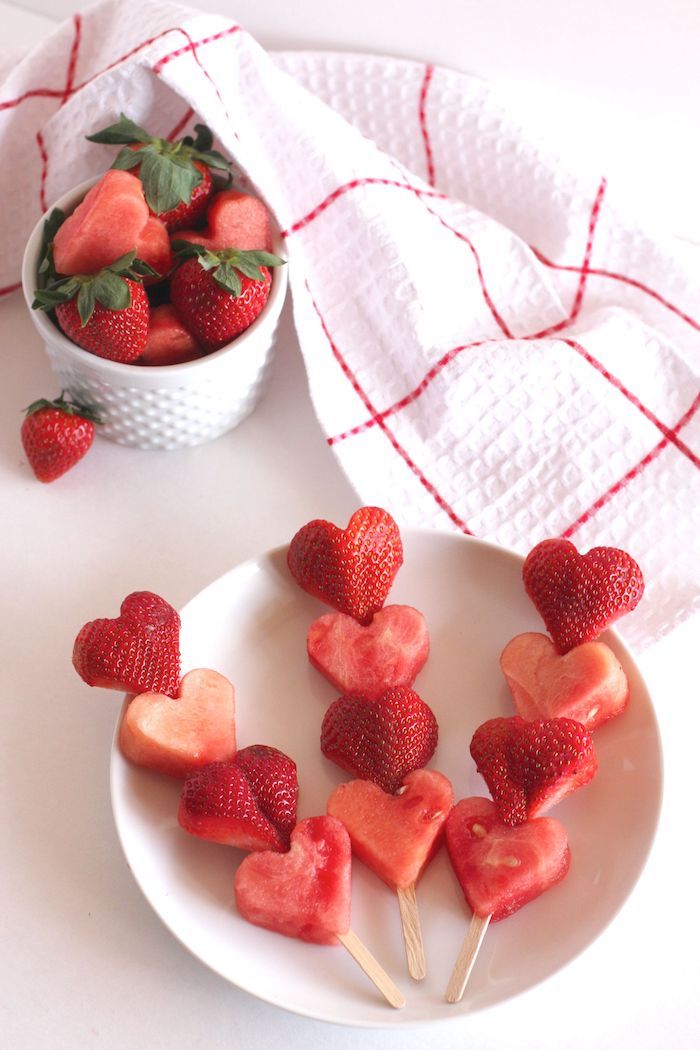 Adorables brochettes de fraise et mélon, rouge decor de table pour la saint valentin, coeur st valentin
