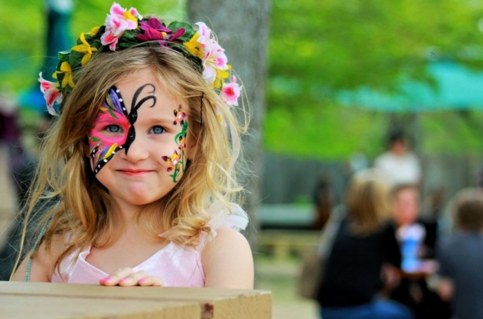 peindre sur un visage enfant pour créer un masque deguisement original, petite fille avec dessin papillon sur le visage