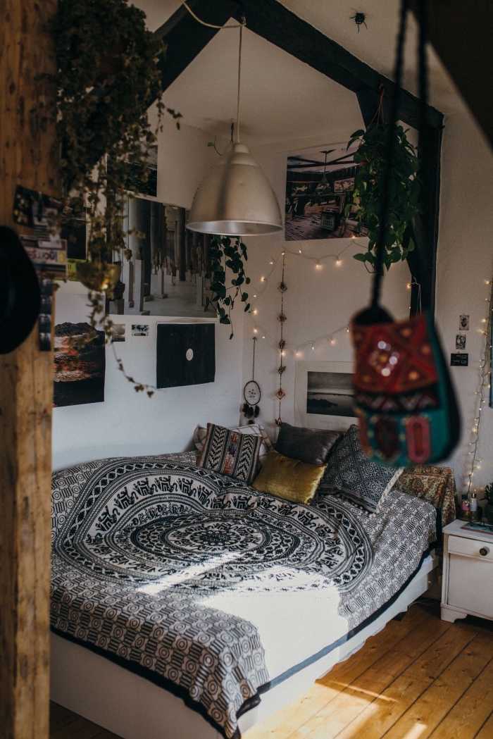 idée déco chambre adulte de style hippie chic, aménagement pièce blanche et parquet bois avec accents bohème chic