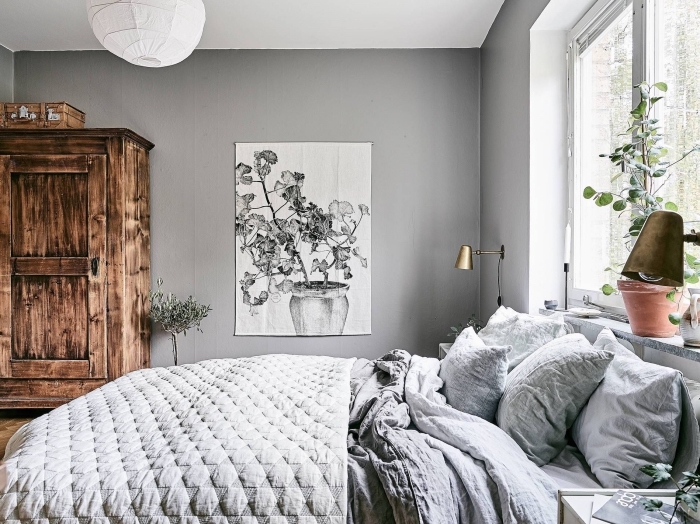 deco chambre moderne aux murs gris clair et plafond blanc avec mobilier en bois foncé, exemple comment bien décorer un lit minimaliste et cocooning