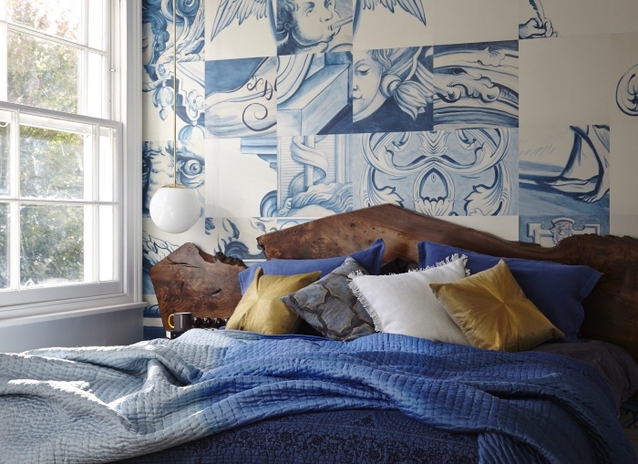 aménagement de chambre à coucher cozy aux murs avec dessins en blanc et bleu marins avec grand lit et tete de lit originale