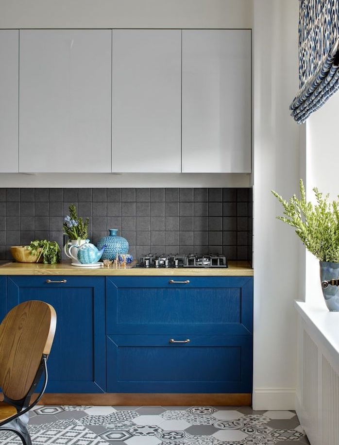 meuble bas salon de couleur bleue, plan de travail bois, carrelage sol gris et blanc, meuble haut blanc, couleur pantone 2020