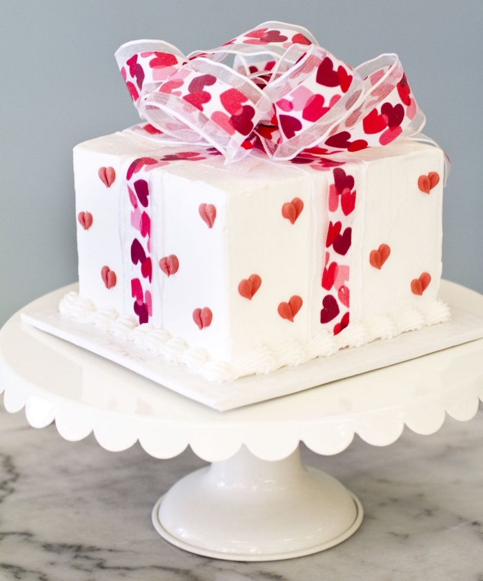exemple de gâteau saint valentin fait maison à la vanille et au glaçage blanc, idée de gâteau en forme de cadeau