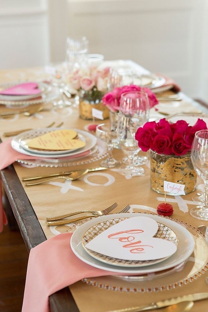 Doré et rose theme soirée saint valentin, soiree entre amies, deco table st valentin, coeur marque place, vases avec roses
