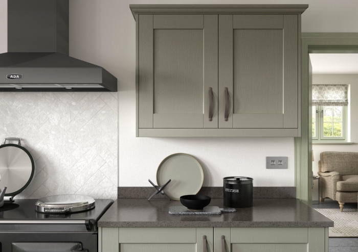 comment décorer une cuisine moderne en couleurs neutres avec meubles de nuance vert de gris et murs blancs