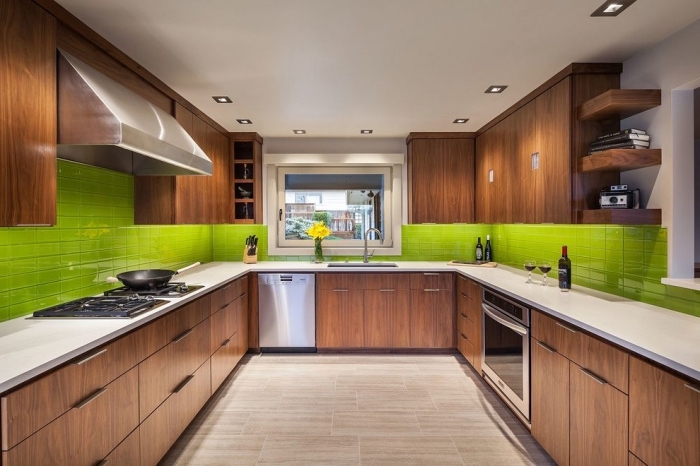 design intérieur moderne dans une cuisine aux murs blancs aménagée avec meubles en bois foncé et crédence vert anis