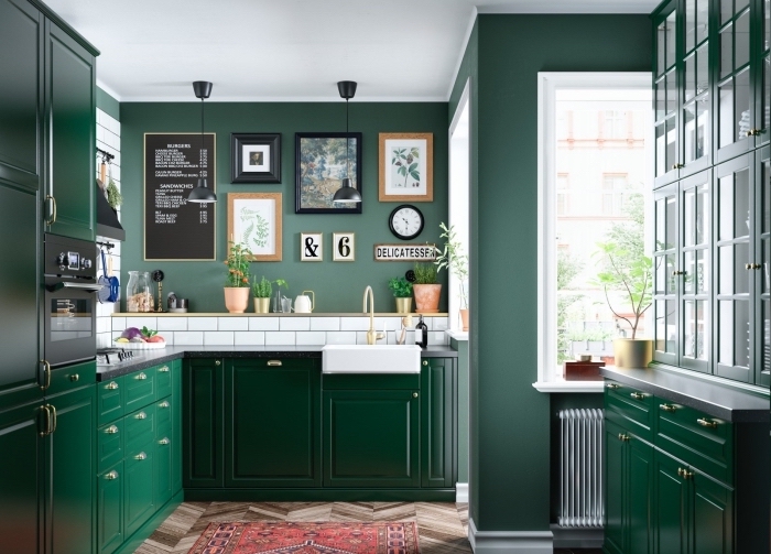 design cuisine moderne aux murs à peinture vert emeraude avec crédence carreaux blancs et meubles vert foncé