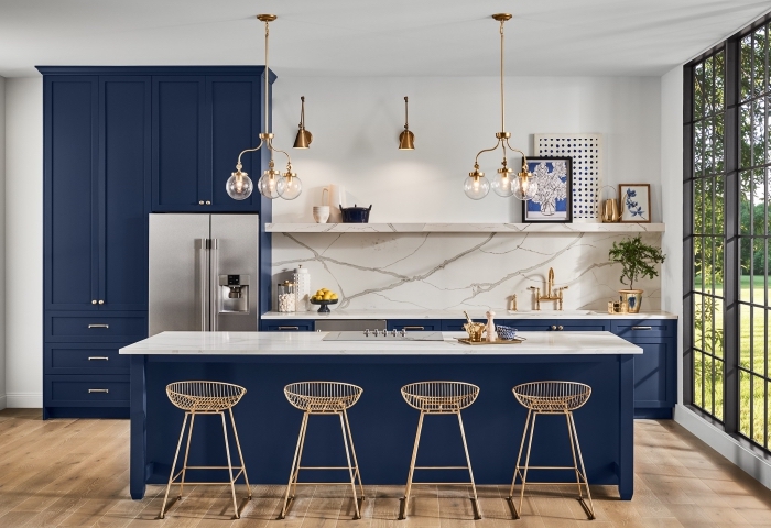 idee deco cuisine blanche au sol en bois avec crédence marbre et meubles en bleu marine, comment décorer une cuisine en longueur avec îlot