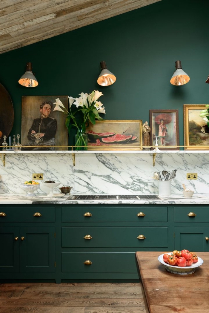 déco de cuisine aux murs à peinture vert foncé avec plafond et sol en bois foncé, modèle de crédence cuisine à effet marbre